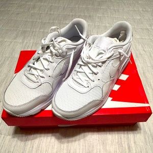 Women’s White Nike AirMax Size 8. Only worn a few times.